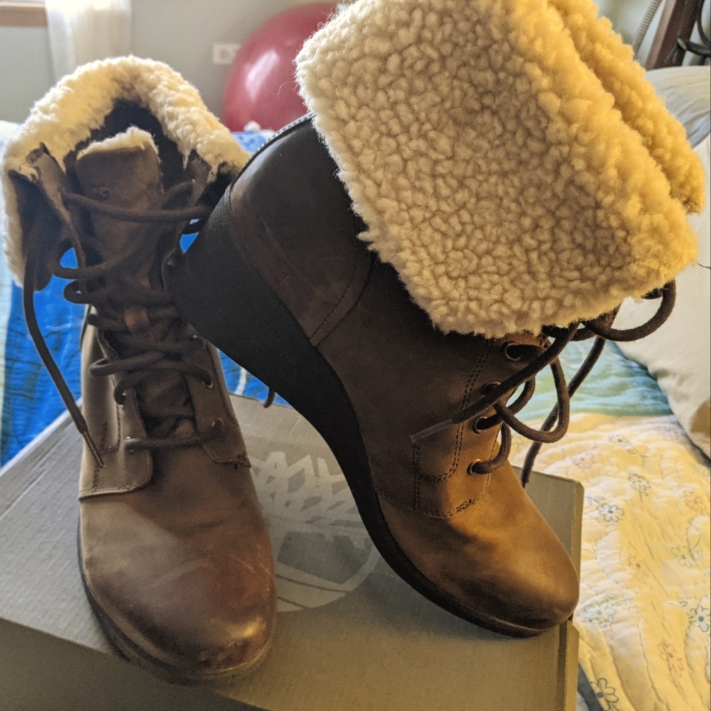 Women's UGG sz 12 bootie Snow Winter boots
